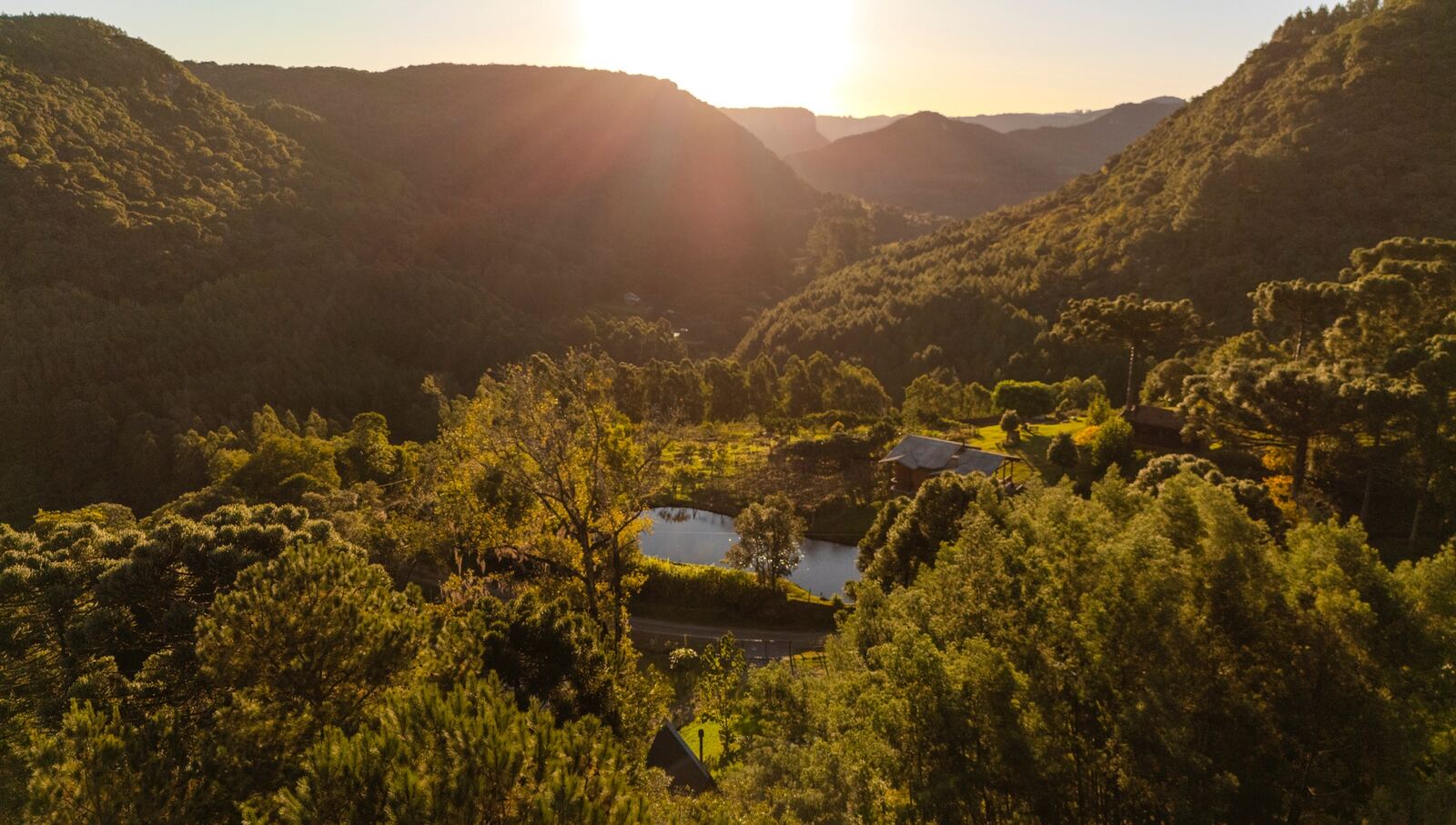 Vista da janela para a lagoa e as montanhas da Serra Gaúcha