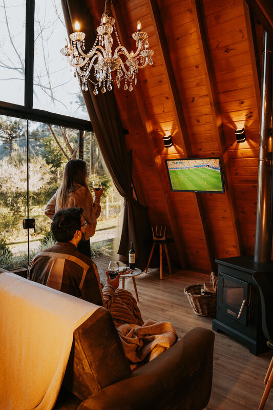 Casal na sala de estar, Cabana Amélia