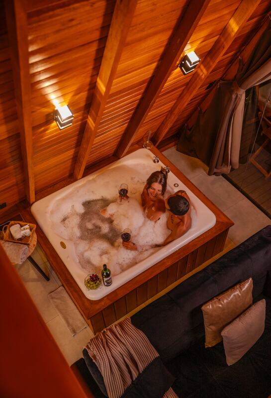 Banheira de hidromassagem com vinho, Cabana Carmelina