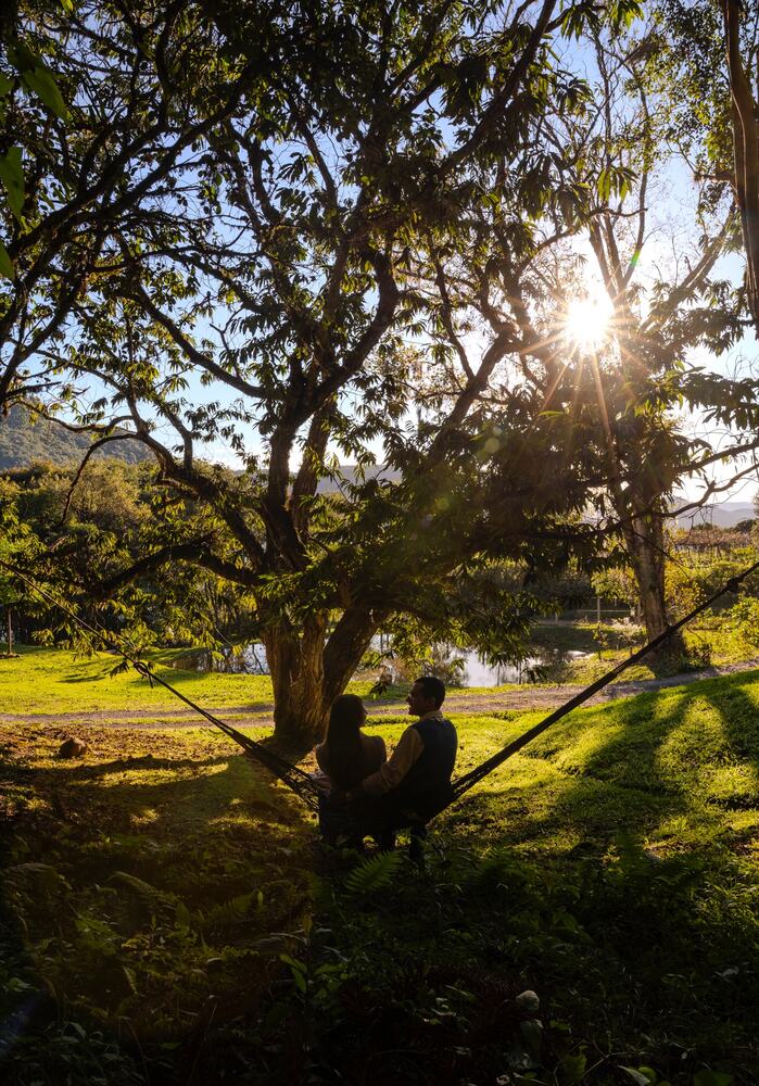 Casal aproveitando o entardecer no Sítio Álamo Negro